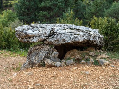 Tella 'daki Dolmen. Huesca. Aragon. İspanya. Avrupa. Sobrarbe şehri güzel manzaralı Huesca Aragon İspanya. Tella 'nın Dolmenleri 