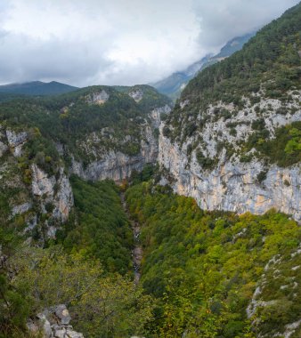 İspanya, Huesca 'daki Revilla bakış açısından Escuain geçidi.