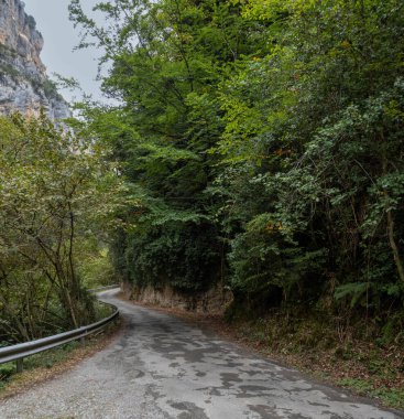 Dağlarda yol