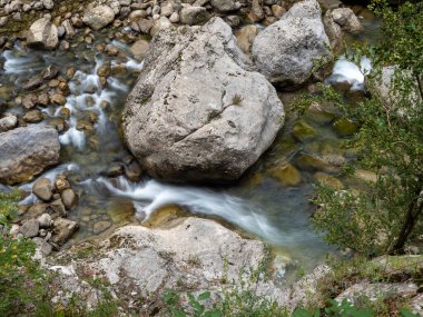Arka planda güzel bir dağ şelalesi