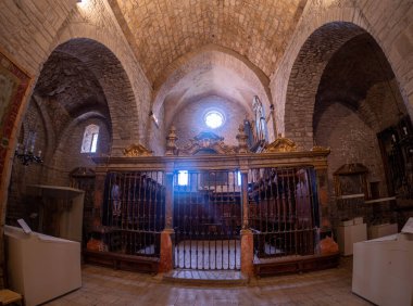 Roda de isabena şehri Huesca İspanya 'nın Pyrenees Katedrali, mavi gökyüzü Roda de Isbena, Aragon, İspanya