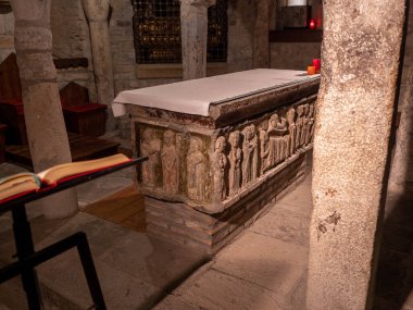 Roda de isabena şehri Huesca İspanya 'nın Pyrenees Katedrali, mavi gökyüzü Roda de Isbena, Aragon, İspanya