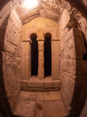 Roda de isabena şehri Huesca İspanya 'nın Pyrenees Katedrali, mavi gökyüzü Roda de Isbena, Aragon, İspanya