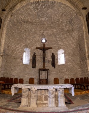 Roda de isabena şehri Huesca İspanya 'nın Pyrenees Katedrali, mavi gökyüzü Roda de Isbena, Aragon, İspanya