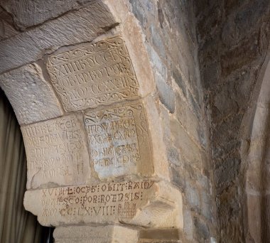 Roda de isabena şehri Huesca İspanya 'nın Pyrenees Katedrali, mavi gökyüzü Roda de Isbena, Aragon, İspanya