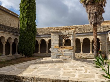 Roda de isabena şehri Huesca İspanya 'nın Pyrenees Katedrali, mavi gökyüzü Roda de Isbena, Aragon, İspanya