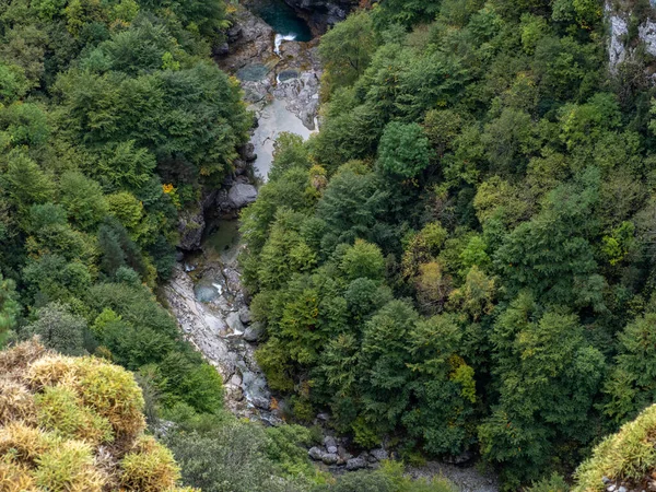 Dağlardaki nehrin güzel manzarası