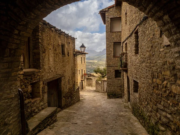 Roda de isabena şehri Huesca İspanya 'nın Pyrenees Katedrali, mavi gökyüzü Roda de Isbena, Aragon, İspanya