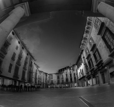 Plaza Belediye Başkanı, Graus, Aragon, İspanya 'nın ana meydanı Neoklasik Resim Meydanı, Graus, Huesca İspanya siyah beyaz