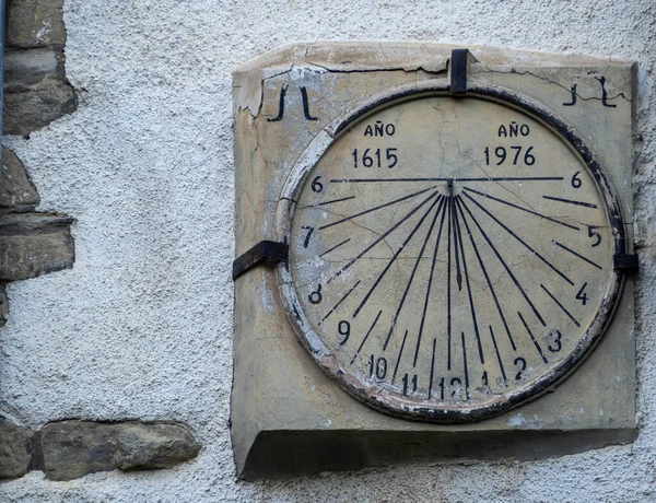 Солнечные Часы Стене Старого Кирпичного Дома Солнечные Часы Желтой Стене — стоковое фото