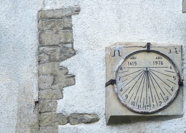 Zegar Słoneczny Ścianie Starego Murowanego Domu Zegar Słoneczny Żółtej Ścianie — Zdjęcie stockowe