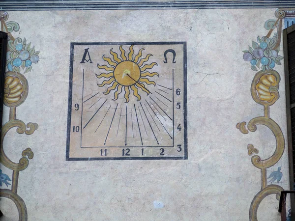古いレンガ造りの家の壁に日時計黄色の壁に日時計ローマ数字と古い石の日時計 クローズアップ — ストック写真