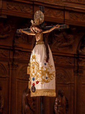 Huesca Mucizeleri 'nin Kutsal İsa' sının resmi katedralin sunağının önünde.