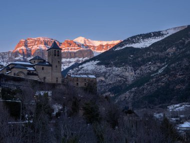 Dağlardaki ortaçağ şatosu. Ordesa Vadisinin Torla Kapısı