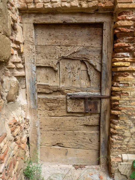Πόρτα Παλιό Κτίριο Ένα Χωριό Στην Ισπανία — Φωτογραφία Αρχείου