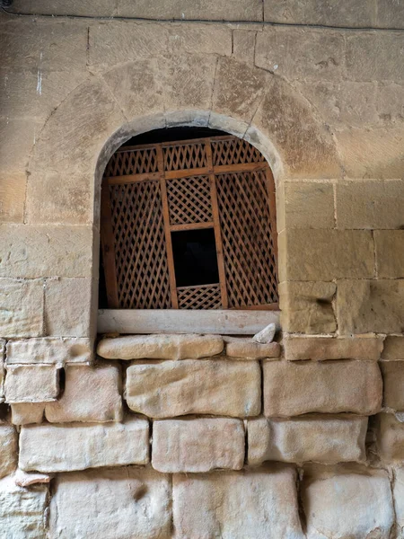 市内の古い木造の窓 — ストック写真