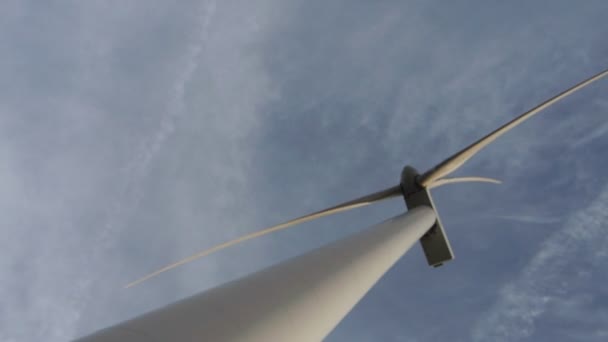 清晨蓝天风力涡轮机 风力发电场产生绿色能量 风力涡轮机叶片在蓝天下旋转 可再生能源的能源生产 — 图库视频影像