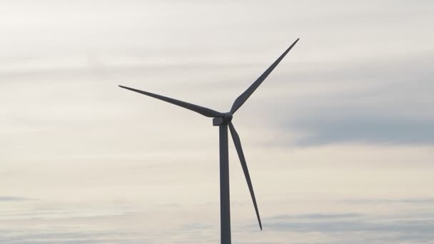 Tuuliturbiinit Aamunkoitteessa Sininen Taivas Pilvillä Tuulipuisto Tuottaa Vihreää Energiaa Tuuliturbiinin — kuvapankkivideo
