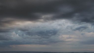 Fırtına öncesi sessizlik karanlık fırtına bulutları