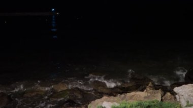 Deniz ve sahilin gece manzarası 
