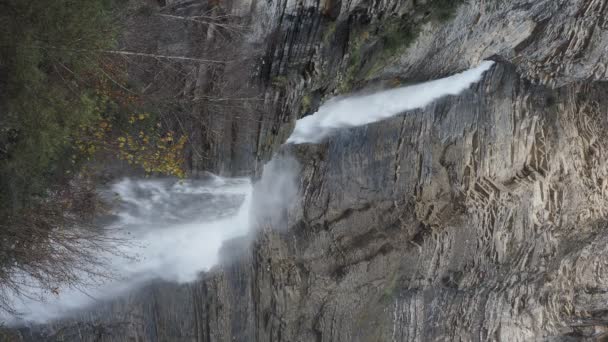 布罗托 比利牛斯 西班牙阿拉贡自治区韦斯卡省的索罗萨尔瀑布 — 图库视频影像