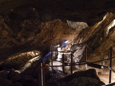 Cueva de Las Gixas, Villana, Pyrenees, Huesca, Aragon, İspanya. Villanua 'da ziyaret edilebilecek bir mağara.