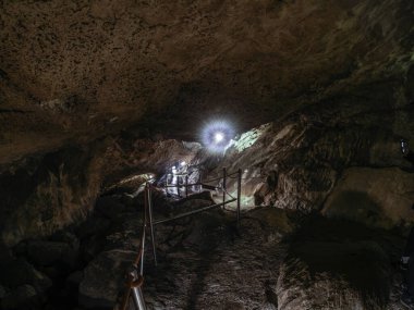 Cueva de Las Gixas, Villana, Pyrenees, Huesca, Aragon, İspanya. Villanua 'da ziyaret edilebilecek bir mağara.