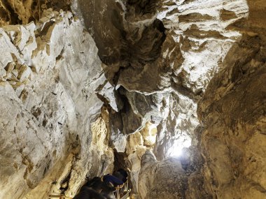 Cueva de Las Gixas, Villana, Pyrenees, Huesca, Aragon, İspanya. Villanua 'da ziyaret edilebilecek bir mağara.