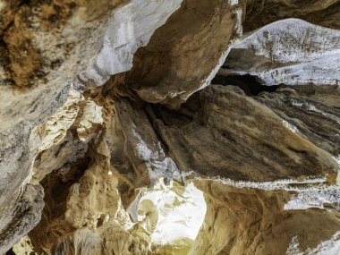 Cueva de Las Gixas, Villana, Pyrenees, Huesca, Aragon, İspanya. Villanua 'da ziyaret edilebilecek bir mağara.