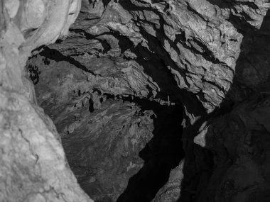 Las Gixas Mağarası, Villana, Pireneler, Huesca, Aragon, İspanya. Villanua 'da ziyaret edilebilecek bir mağara. siyah ve beyaz fotoğrafçılık