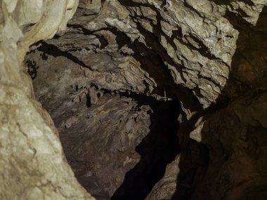 Cueva de Las Gixas, Villana, Pyrenees, Huesca, Aragon, İspanya. Villanua 'da ziyaret edilebilecek bir mağara.