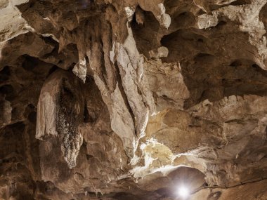 Cueva de Las Gixas, Villana, Pyrenees, Huesca, Aragon, İspanya. Villanua 'da ziyaret edilebilecek bir mağara.
