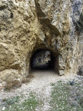 Dağlarda bir mağara. Dağların güzel manzarası