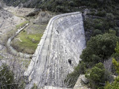 Ormanda terk edilmiş eski bir taş köprü