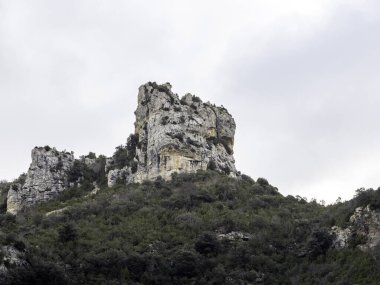 Dağlardaki kayanın güzel manzarası.