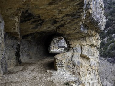 Ortaçağ taş köprüsünün tüneli