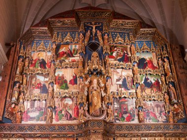 BOLEA HUESCA ARAGON İSPANI. Gotik kolej kilisesi. İspanya 'nın Aragon eyaletindeki Bolea kasabasındaki Santa Mara Belediye Başkanı Kolej Kilisesi. Bolea kirazları