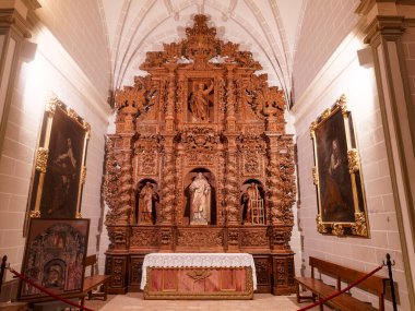 BOLEA HUESCA ARAGON İSPANI. Gotik kolej kilisesi. İspanya 'nın Aragon eyaletindeki Bolea kasabasındaki Santa Mara Belediye Başkanı Kolej Kilisesi. Bolea kirazları