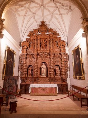 BOLEA HUESCA ARAGON İSPANI. Gotik kolej kilisesi. İspanya 'nın Aragon eyaletindeki Bolea kasabasındaki Santa Mara Belediye Başkanı Kolej Kilisesi. Bolea kirazları