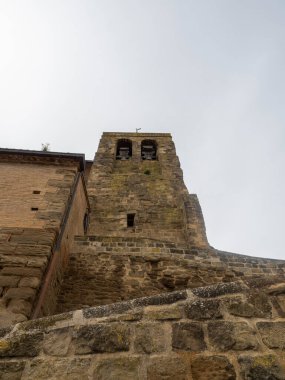 BOLEA HUESCA ARAGON İSPANI. Gotik kolej kilisesi. İspanya 'nın Aragon eyaletindeki Bolea kasabasındaki Santa Mara Belediye Başkanı Kolej Kilisesi. Bolea kirazları