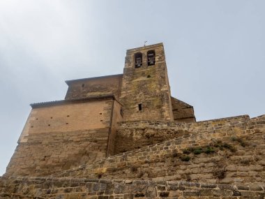 BOLEA HUESCA ARAGON İSPANI. Gotik kolej kilisesi. İspanya 'nın Aragon eyaletindeki Bolea kasabasındaki Santa Mara Belediye Başkanı Kolej Kilisesi. Bolea kirazları