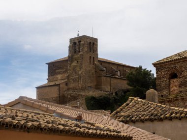 BOLEA HUESCA ARAGON İSPANI. Gotik kolej kilisesi. İspanya 'nın Aragon eyaletindeki Bolea kasabasındaki Santa Mara Belediye Başkanı Kolej Kilisesi. Bolea kirazları