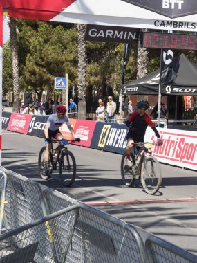 Cambrils Katalonya İspanya 04 / 21 / 2024 ikinci Marathoncup BTT Cambrils 'de. Nüfus için dağ bisikleti yarışı. Dağ bisikleti. Cambrils tatil şehri