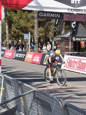 Cambrils Katalonya İspanya 04 / 21 / 2024 ikinci Marathoncup BTT Cambrils 'de. Nüfus için dağ bisikleti yarışı. Dağ bisikleti. Cambrils tatil şehri