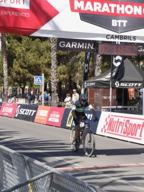 Cambrils Katalonya İspanya 04 / 21 / 2024 ikinci Marathoncup BTT Cambrils 'de. Nüfus için dağ bisikleti yarışı. Dağ bisikleti. Cambrils tatil şehri