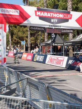 Cambrils Katalonya İspanya 04 / 21 / 2024 ikinci Marathoncup BTT Cambrils 'de. Nüfus için dağ bisikleti yarışı. Dağ bisikleti. Cambrils tatil şehri