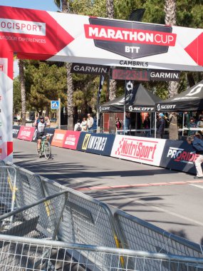 Cambrils Katalonya İspanya 04 / 21 / 2024 ikinci Marathoncup BTT Cambrils 'de. Nüfus için dağ bisikleti yarışı. Dağ bisikleti. Cambrils tatil şehri