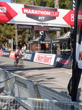 Cambrils Katalonya İspanya 04 / 21 / 2024 ikinci Marathoncup BTT Cambrils 'de. Nüfus için dağ bisikleti yarışı. Dağ bisikleti. Cambrils tatil şehri