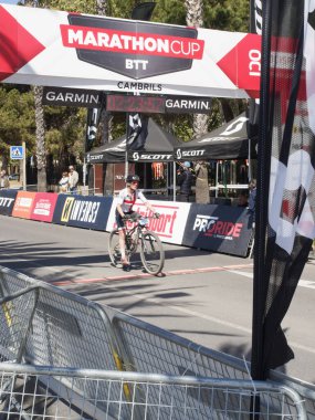 Cambrils Katalonya İspanya 04 / 21 / 2024 ikinci Marathoncup BTT Cambrils 'de. Nüfus için dağ bisikleti yarışı. Dağ bisikleti. Cambrils tatil şehri