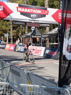 Cambrils Katalonya İspanya 04 / 21 / 2024 ikinci Marathoncup BTT Cambrils 'de. Nüfus için dağ bisikleti yarışı. Dağ bisikleti. Cambrils tatil şehri